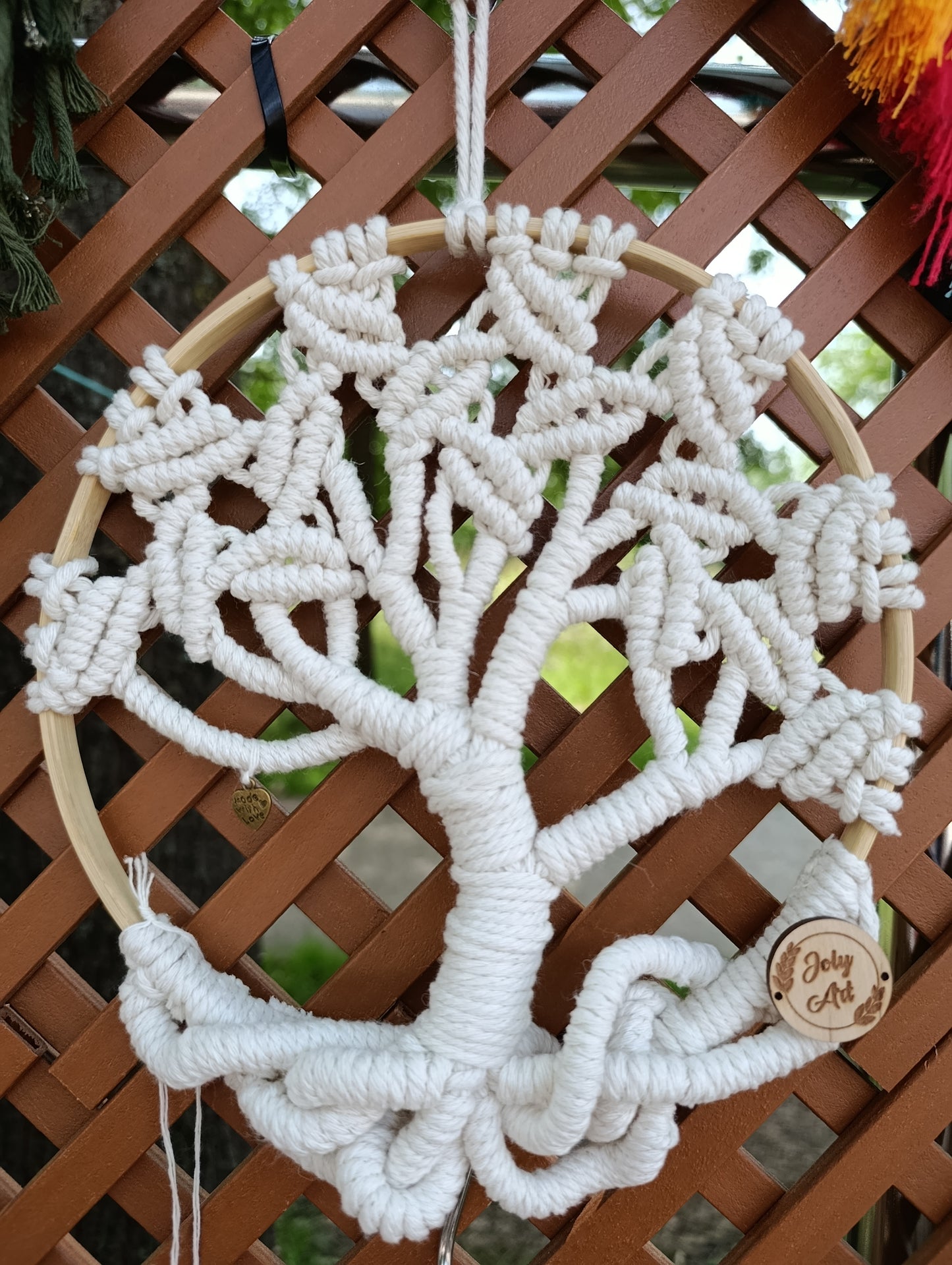 Arbre de vie blanc en macrame sur cerceau de bois en bambou. Piece unique Joly Art.