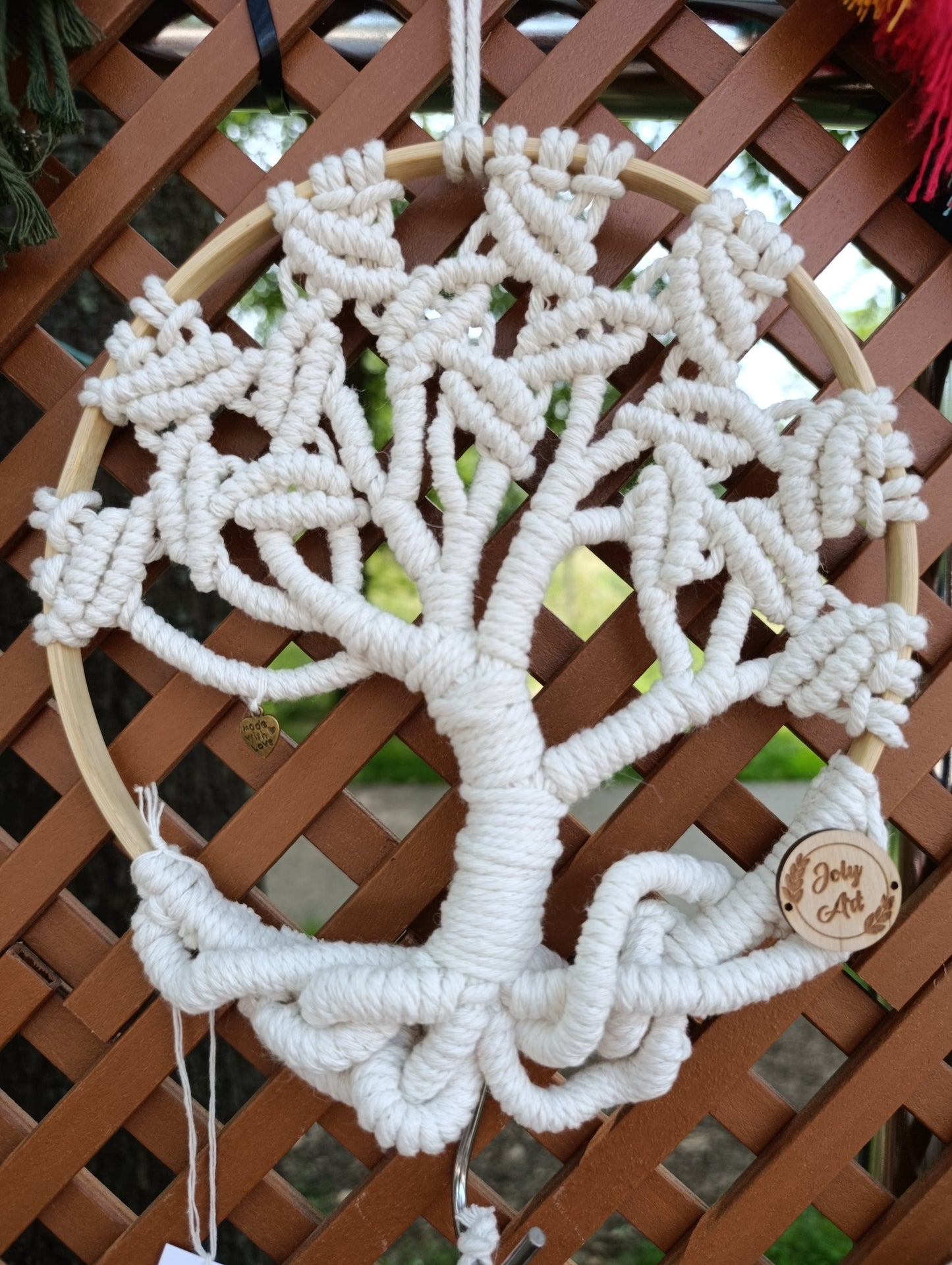 Arbre de vie blanc en macrame sur cerceau de bois en bambou. Piece unique Joly Art.