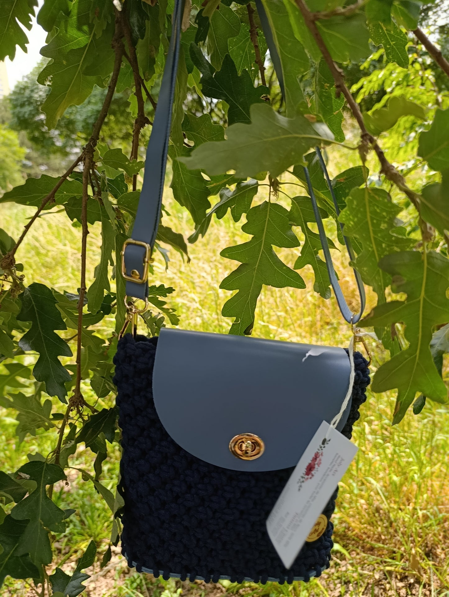 Sac en macramé bleu nuit avec rabat en cuir bleu ciel. Piece unique artisanale de qualité - Joly Art
