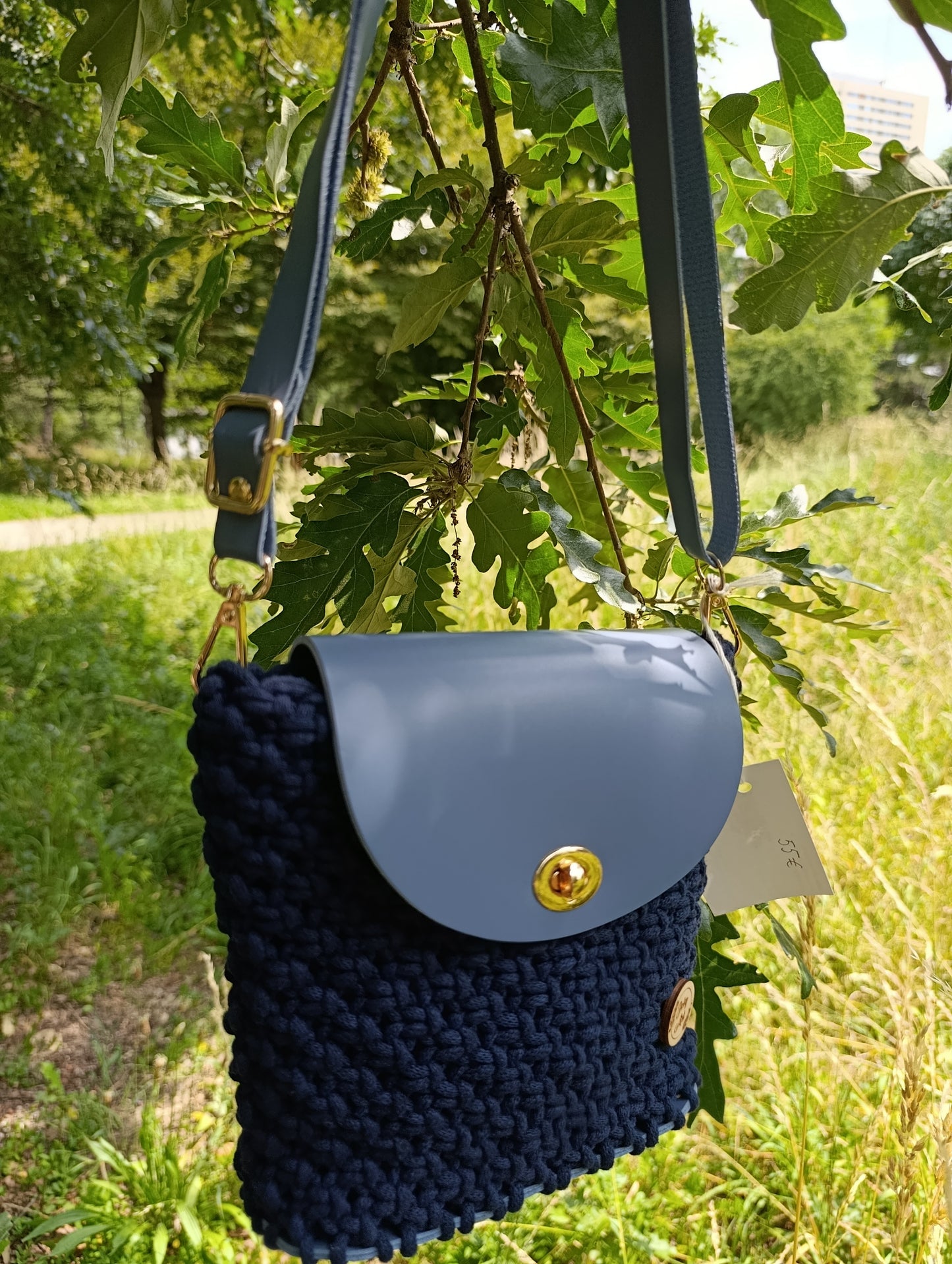 Sac en macramé bleu nuit avec rabat en cuir bleu ciel. Piece unique artisanale de qualité - Joly Art
