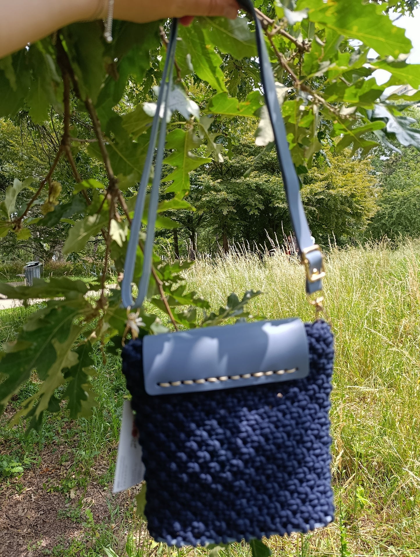 Vue arriÚre du sac en macramé bleu nuit avec rabat en cuir bleu ciel. Piece unique artisanale de qualité - Joly Art