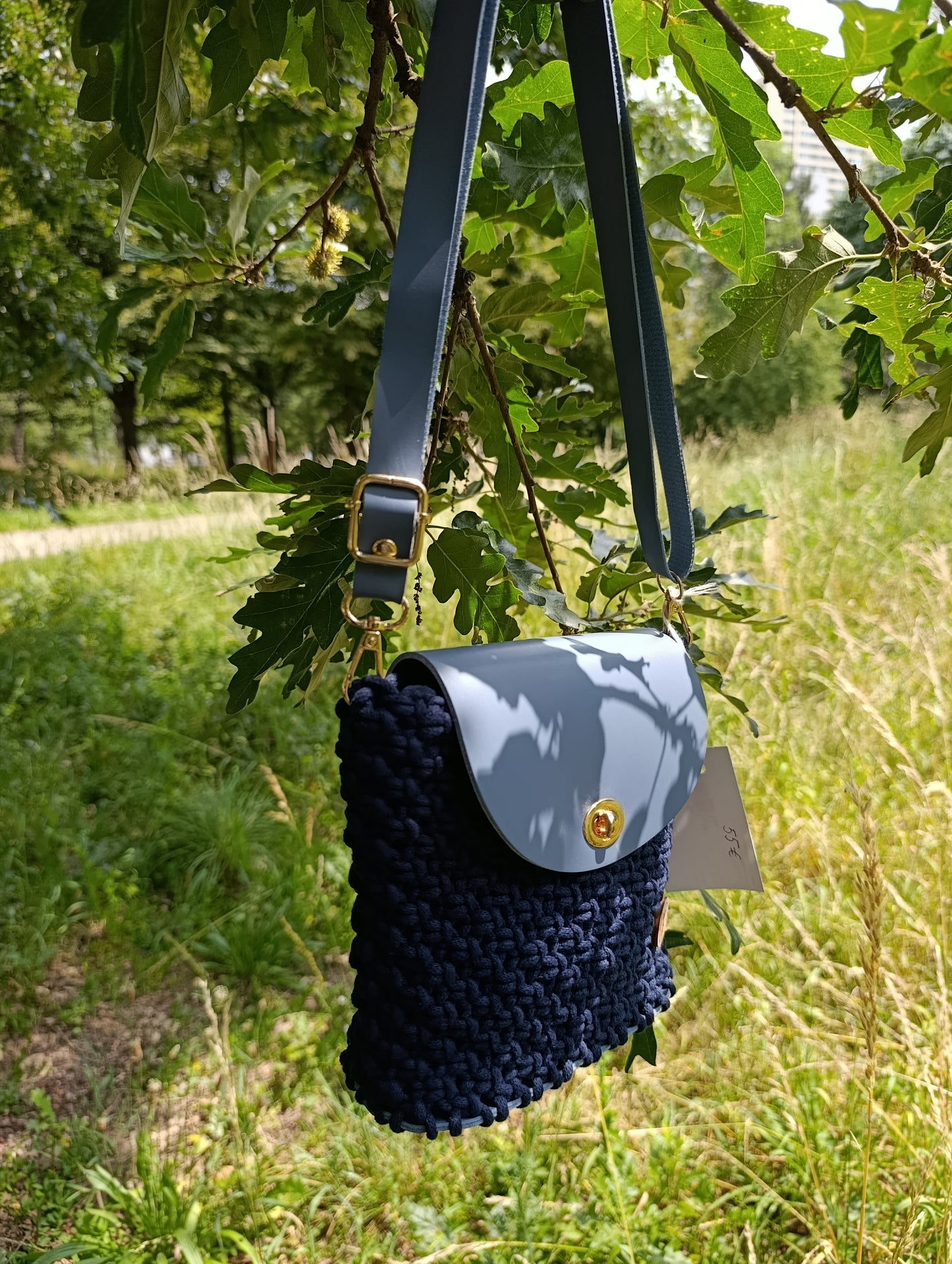 Sac en macramé bleu nuit avec rabat en cuir bleu ciel. Piece unique artisanale de qualité - Joly Art