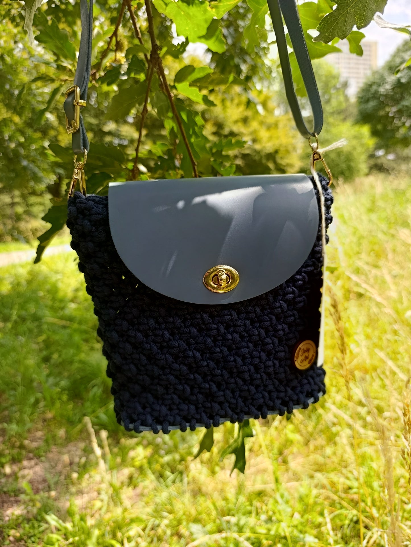 Sac en macramé bleu nuit avec rabat en cuir bleu ciel. Piece unique artisanale de qualité - Joly Art