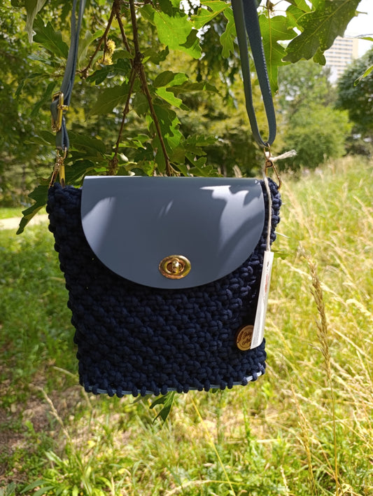 Sac en macramé bleu nuit avec rabat en cuir bleu ciel. Piece unique artisanale de qualité - Joly Art