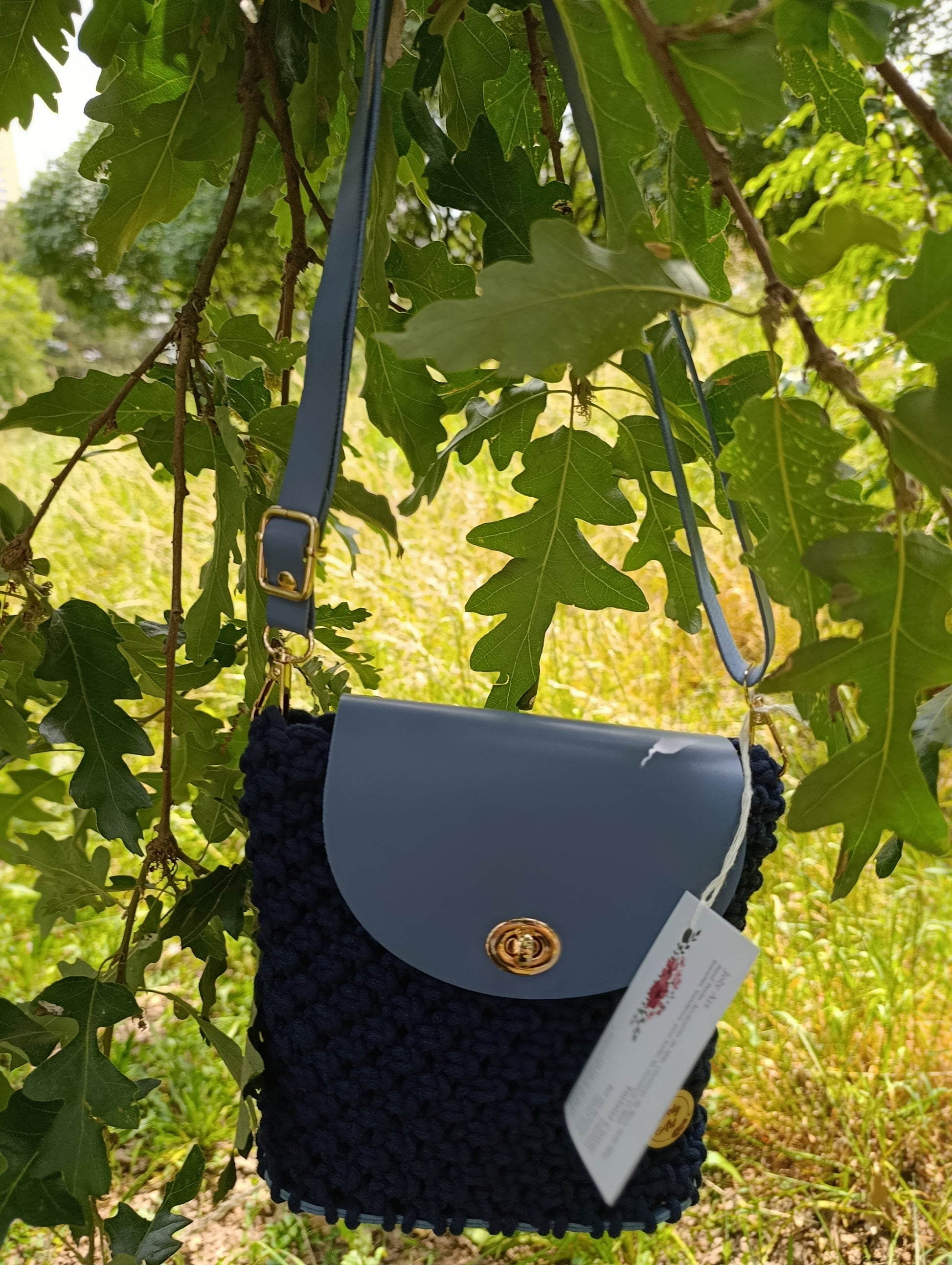 Sac en macramé bleu nuit avec rabat en cuir bleu ciel. Piece unique artisanale de qualité - Joly Art