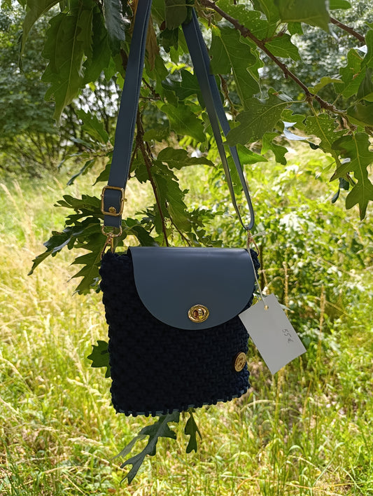 Sac en macramé bleu nuit avec rabat en cuir bleu ciel. Piece unique artisanale de qualité - Joly Art